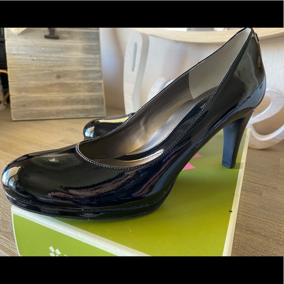 Naturalizer Black Patent Heels - Picture 4 of 8